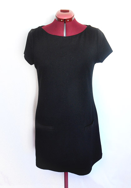 einfaches schwarzes Kleid